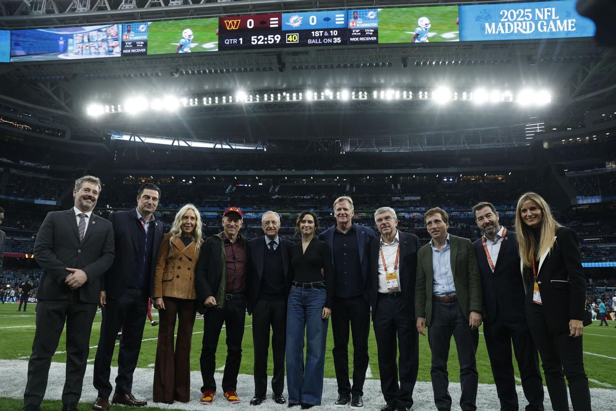 Foto de familia de las autoridades presentes en el partido de la NFL en el Bernabéu.