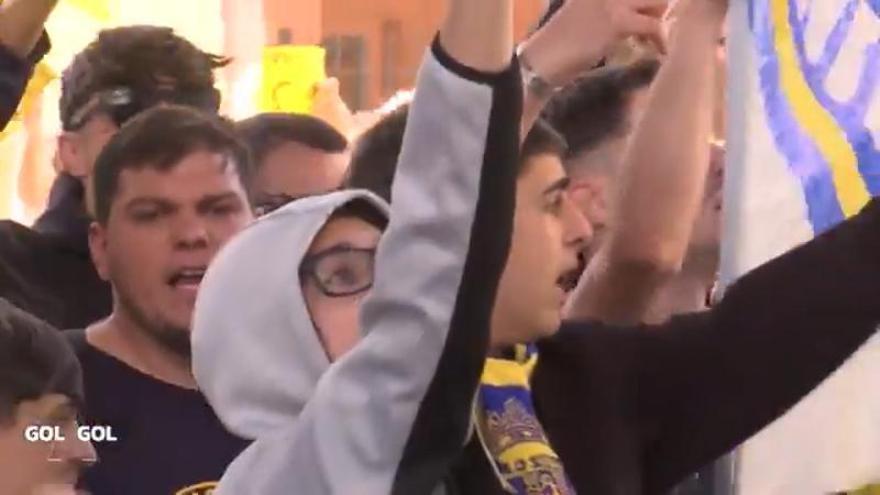 VÍDEO: Miles de aficionados piden la marcha del máximo accionista del Cádiz