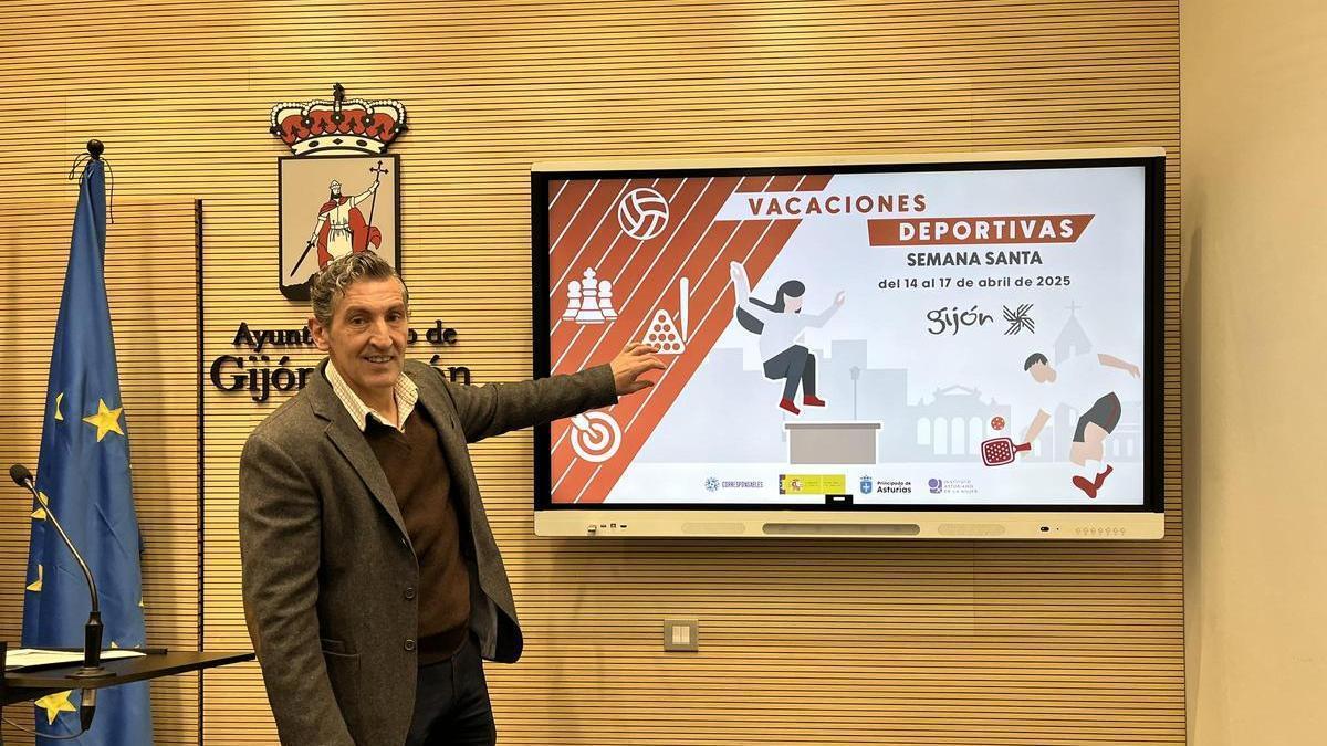 Jorge Pañeda, junto al cartel del programa de las vacaciones deportivas de Semana Santa.