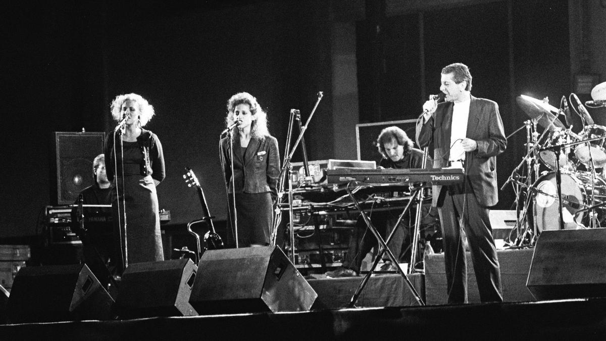 Leonard Cohen en una imagen del concierto que ofreció el 11 de junio de 1988 en Binéfar.