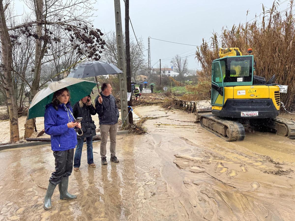 La alcaldesa de Ronda, Mari Paz Fernández, visita los trabajos que se están acometiendo tras el temporal