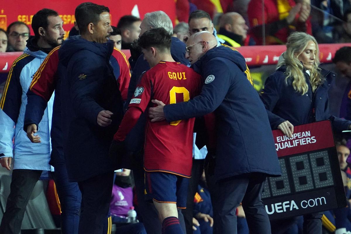 Lo que ningún culé quiere ver: Gavi, abatido tras su grave lesión en la rodilla