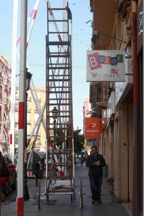 Polémica instalación de las luces de Fallas en la calle Sueca