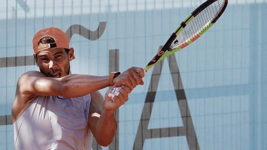 Nadal golpeando un revÃ©s durante un entrenamiento en la Caja MÃ¡gica de Madrid