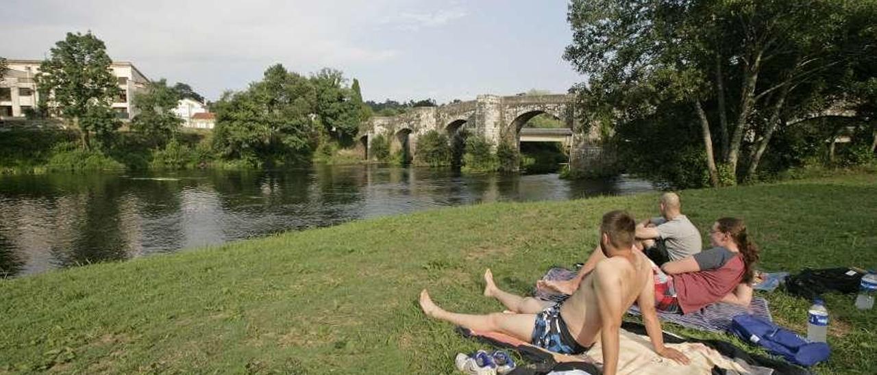 Varios jóvenes disfrutan del área recreativa de A Praíña. // Bernabé