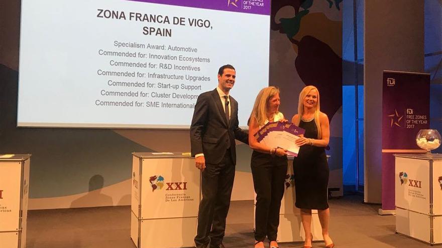 Teresa Pedrosa, delegada del Estado en el CZFV, recibió anoche los 7 premios del Financial Times.