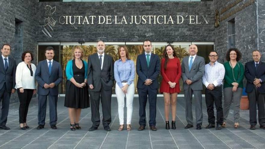 Vicente Pascual, nuevo decano del Colegio de Abogados, y su equipo posa en las puertas del Palacio de Justicia de Elche.