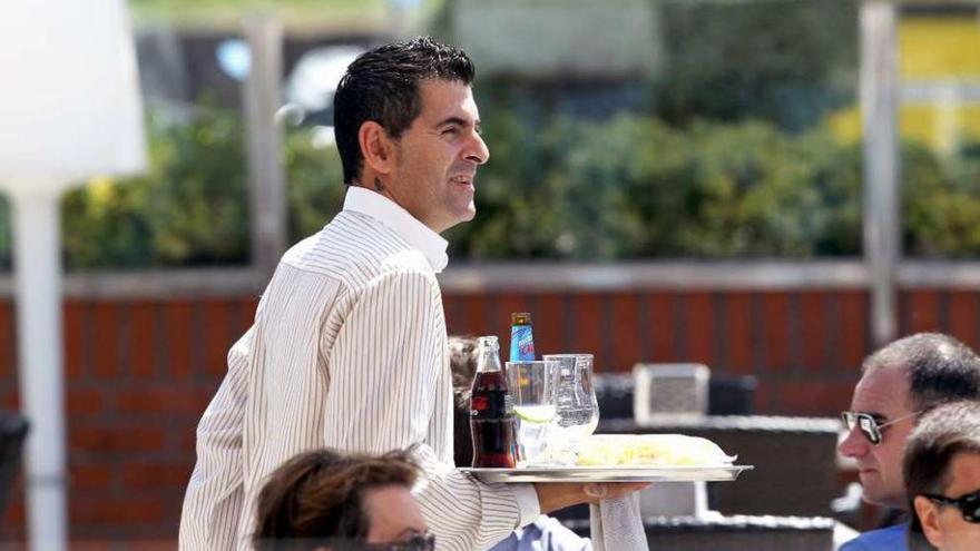 Un camarero durante su jornada laboral en una terraza.