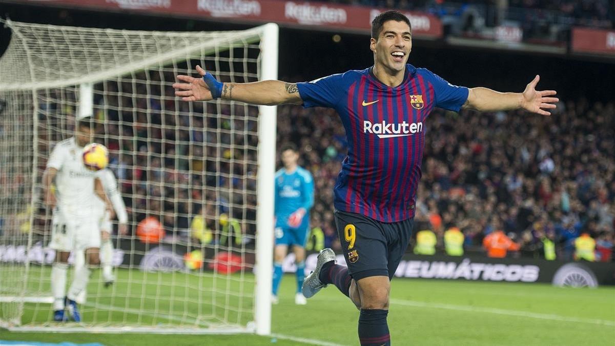 Luis Suárez celebra su tercer gol al Madrid.