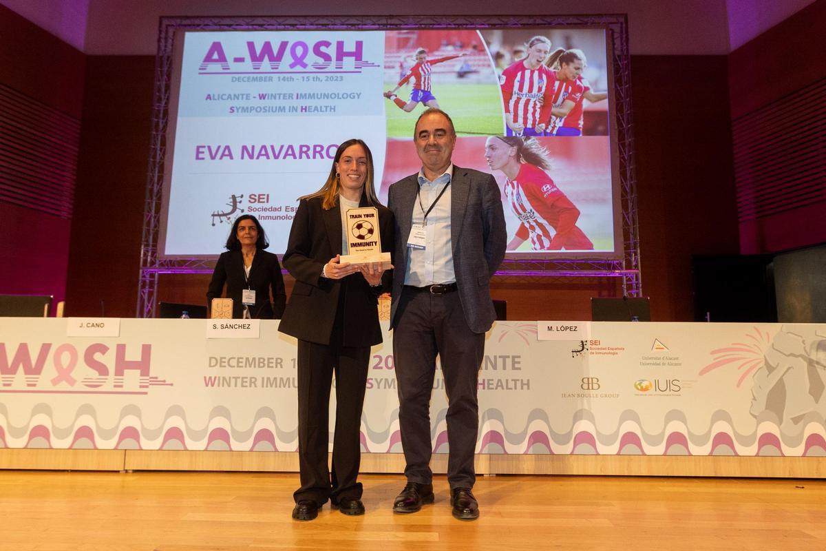 Jenni Hermoso recibe el premio "Entrena tu inmunidad" en Alicante