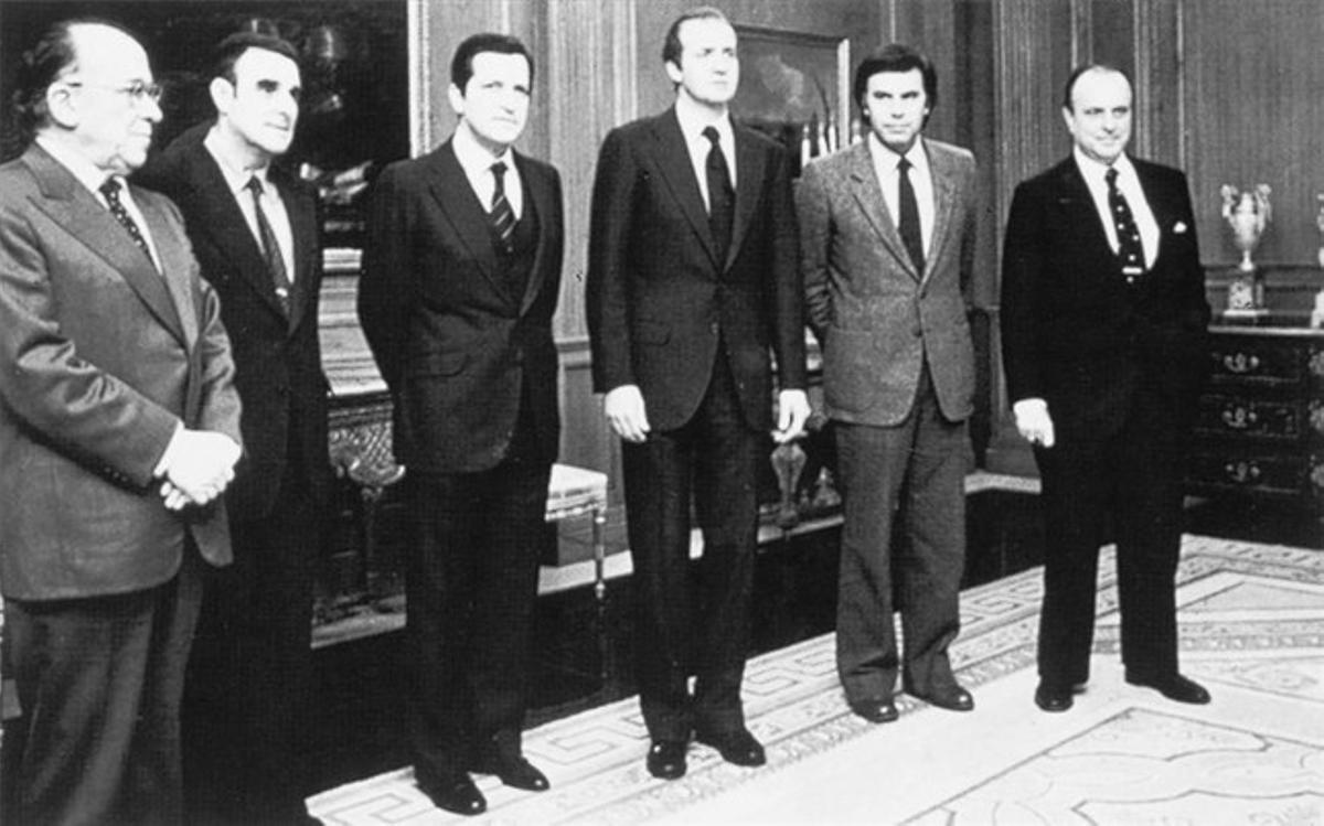 Carrillo, primero por la izquierda, junto a los líderes de los otros partidos --Rodríguez Sahagún (UCD), el presidente Suárez, González (PSOE) y Fraga (AP)-- en compañía del Rey durante la transición.