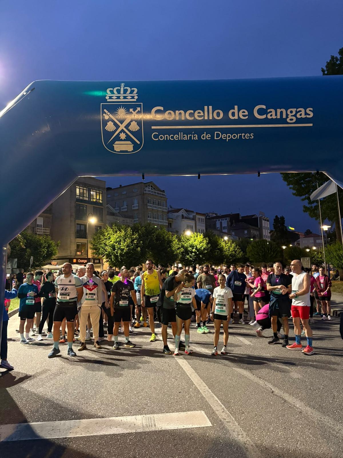 Más de 1.300 personas alumbran de rosa Cangas