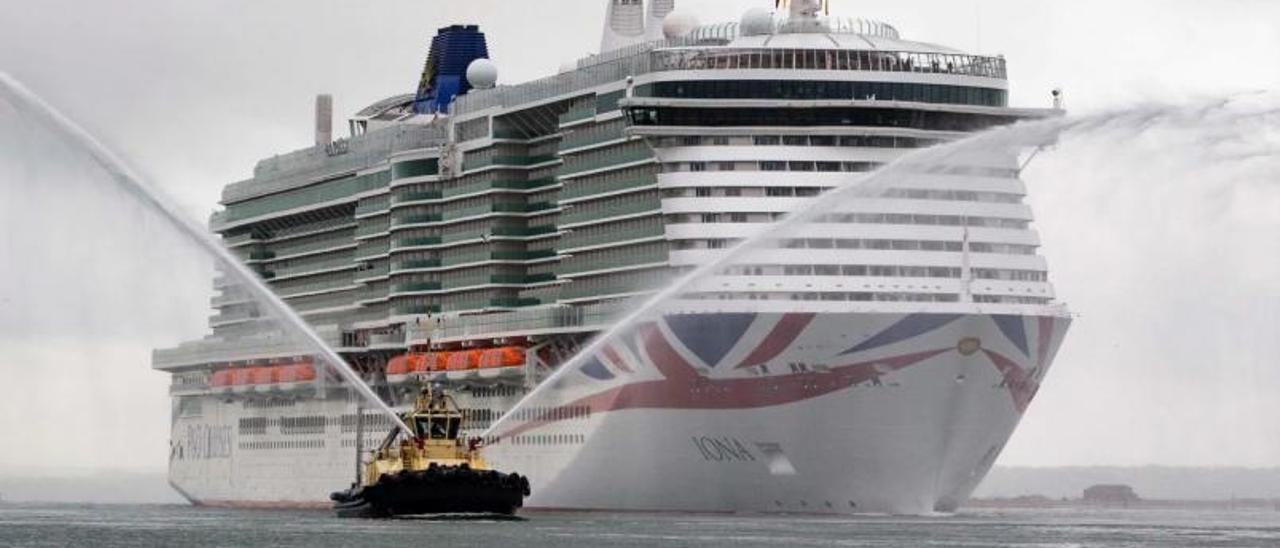 El nuevo crucero de P&amp;O Cruises, ‘Iona’, es recibido por un buque remolcador durante su llegada al puerto de Southampton. | | LP/DLP