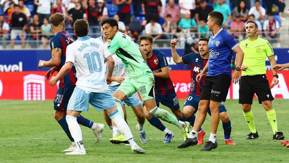 Andrada pega un puñetazo a Pulido tras ser expulsado y Dani Jiménez ve la roja por darle otro al argentino en la tangana final del Huesca-Real Zaragoza