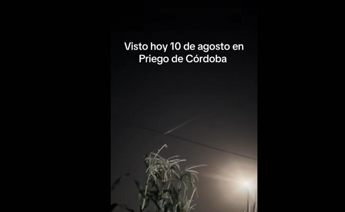 Momentos captados por un usuario de TikTok del paso de una bola de fuego sobre Priego de Córdoba.