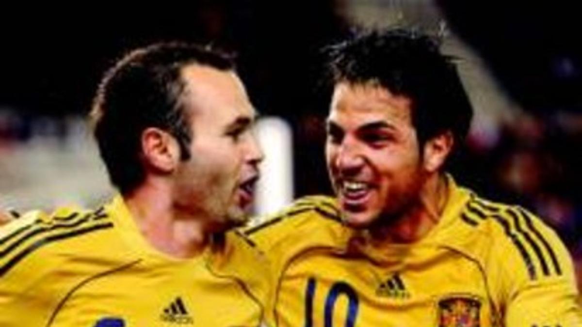 Iniesta y Cesc se abrazan tras el magnífico gol del azulgrana, ayer en Bruselas.