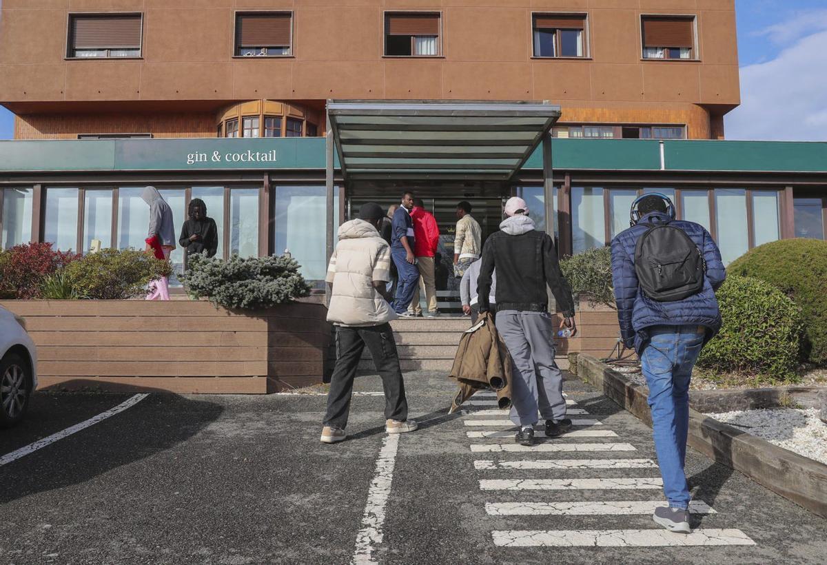 Refugiados africanos en un hotel de Valga. | IÑAKI ABELLA