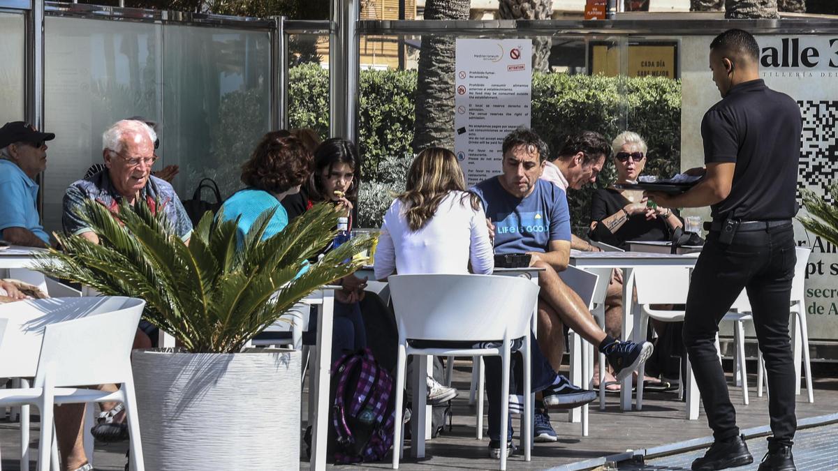 Un camerero atendiendo a los clientes de un bare en Alicante este pasado mes de abril.