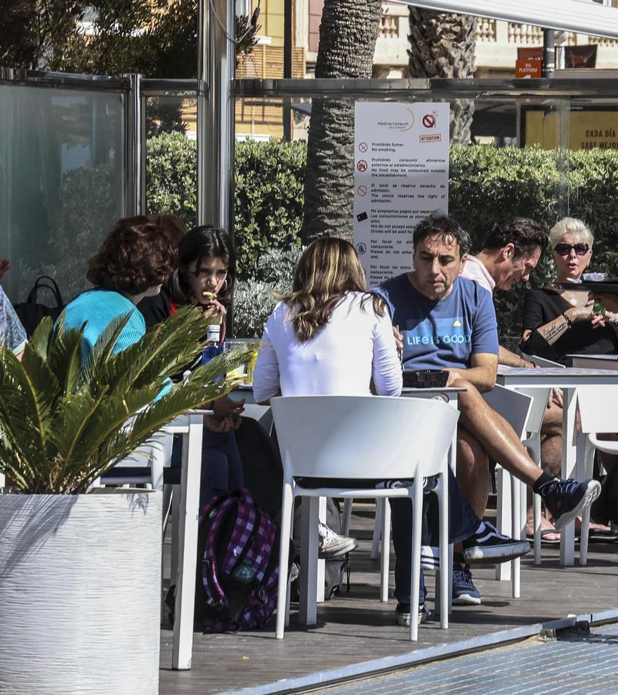 El turismo tira del empleo con 9.000 nuevos afiliados a la Seguridad Social en Alicante que la dejan al borde del récord