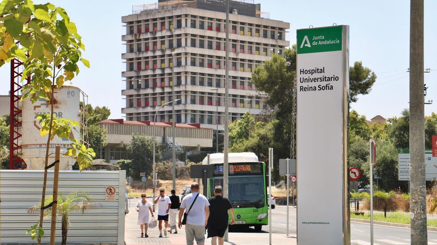 Taxistas, usuarios y trabajadores se quejan de las paradas de taxi y bus en el hospital Reina Sofía
