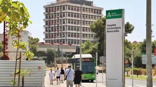 Taxistas, usuarios y trabajadores se quejan de las paradas de taxi y bus en el hospital Reina Sofía