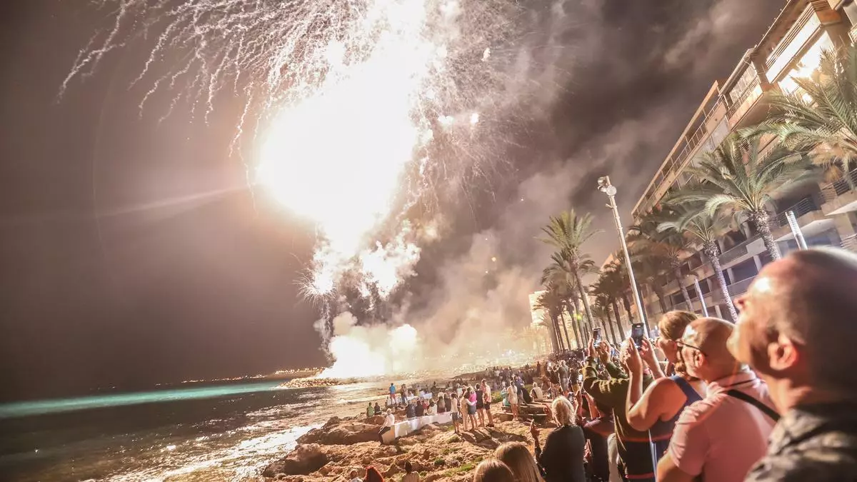 Torrevieja aplaza el espectáculo piromusical de entrada al verano al quedarse sin tiempo para adjudicar el contrato