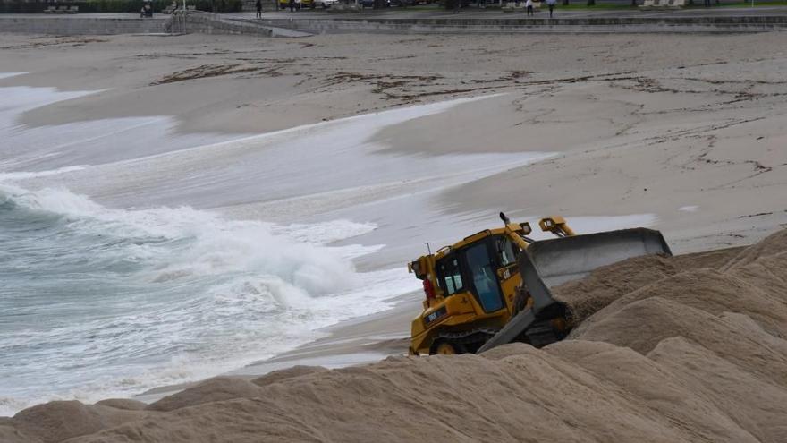 El Ayuntamiento retira la duna de protección de Riazor de cara al verano