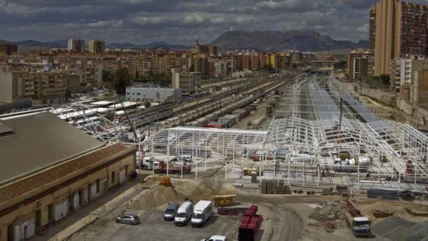 Zona de la estación del tren de alta velocidad donde se ubicará el área para el estacionamiento de 75 taxis de Alicante.