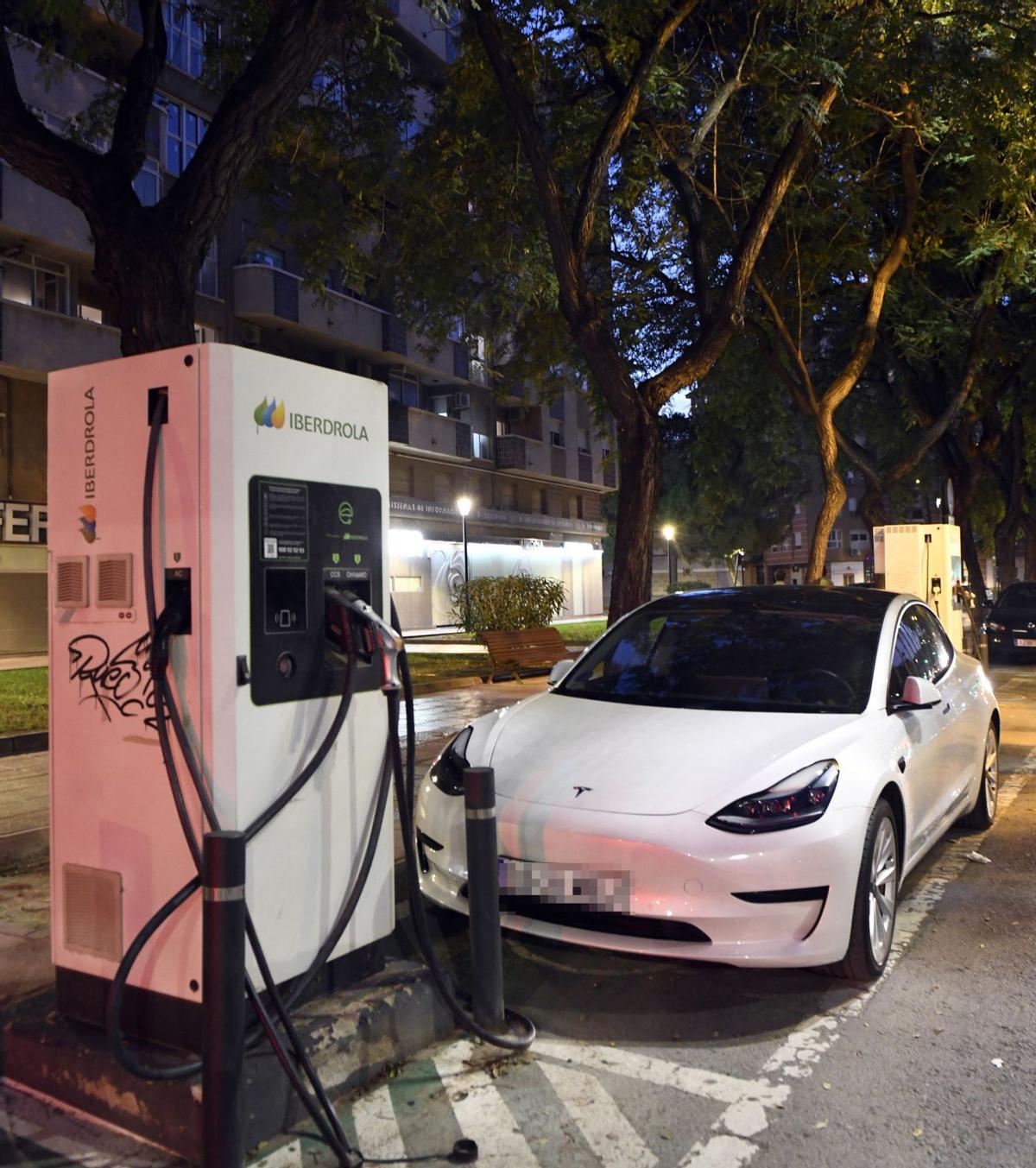 Punto de recarga para coches eléctricos en la avenida de los Pinos de Murcia.