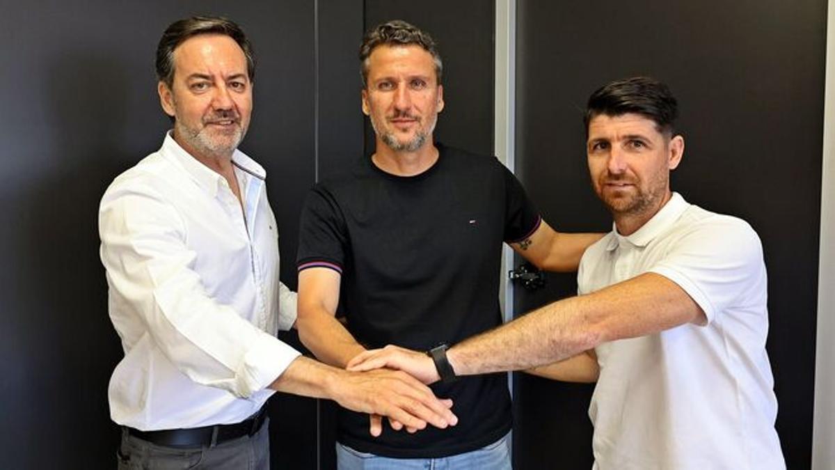 Monterrubio, Gaspar y Javi Flores, tras la firma del contrato de renovación del técnico del filial.