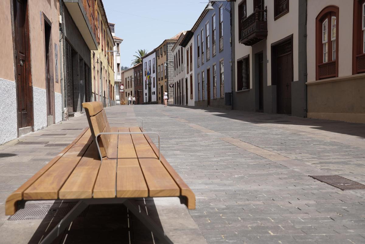 Nuevo bancos en la calle San Agustín.