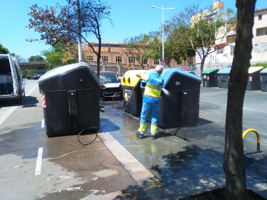 Queman seis contenedores de basura y un coche en la calle Jacint Verdaguer