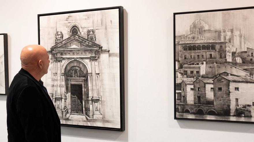 El galerista Ángel Almeida  ante dos de las obras expuestas. | E. Fraile