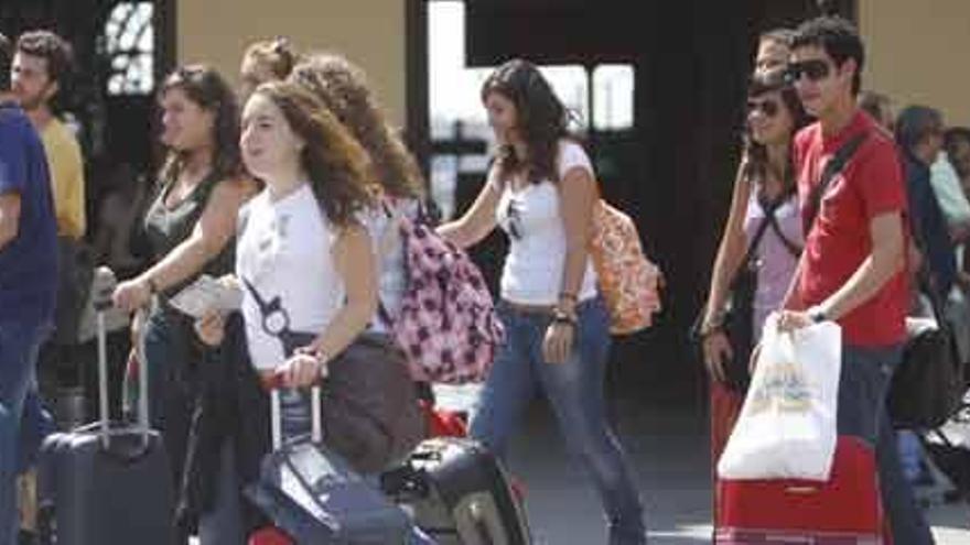 Jóvenes salen de la estación del Renfe del Norte.