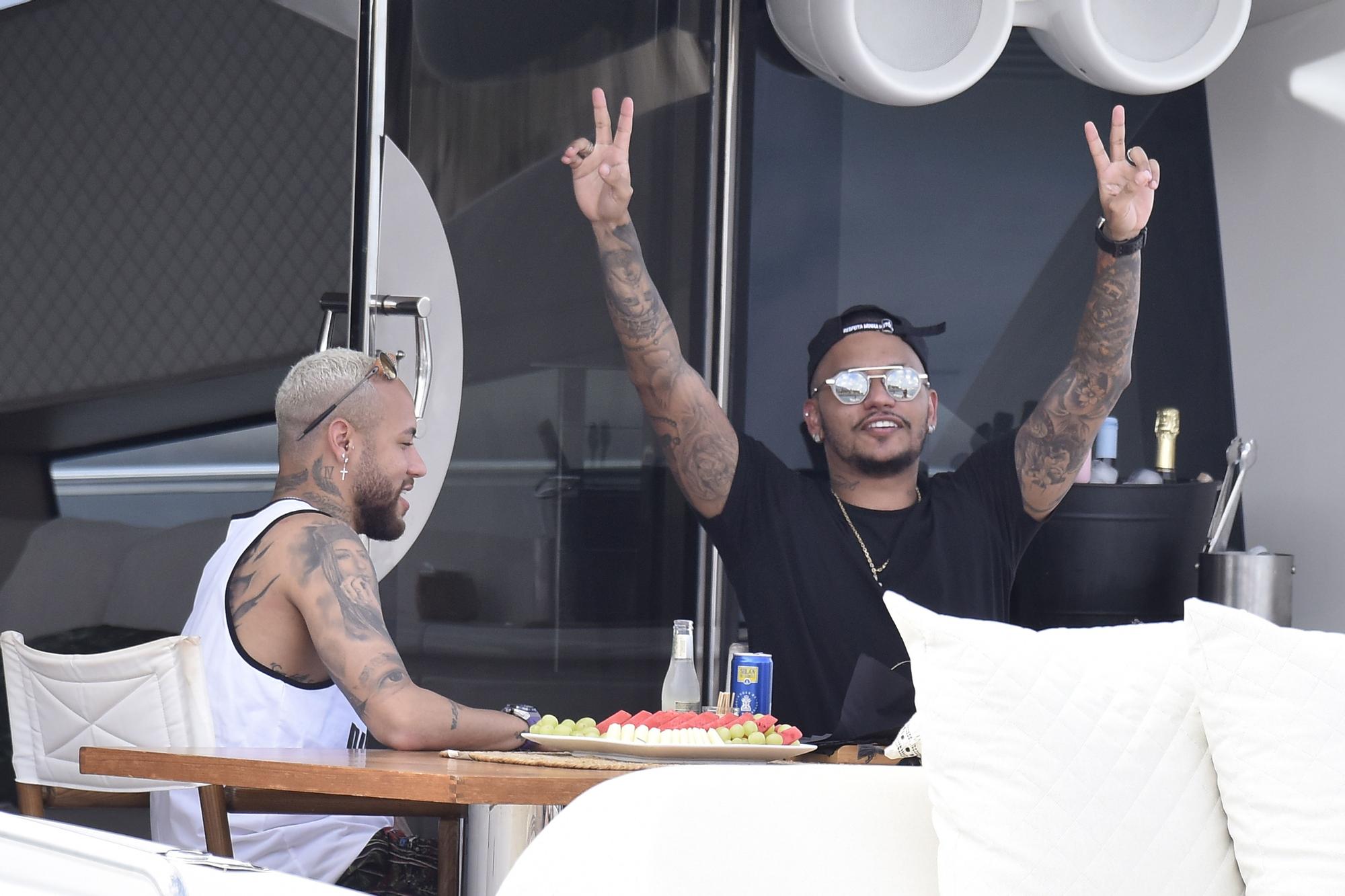 Neymar navega con un grupo de amigos en Ibiza