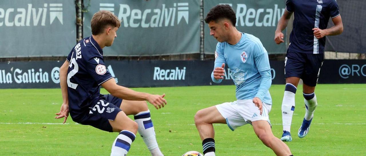 Hugo Álvarez encara a un rival en la reciente visita de la Real Sociedad B a Barreiro.