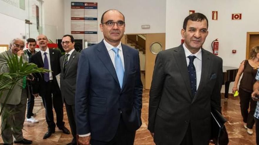El rector de la UA, Manuel Palomar, junto al embajador de Argelia en España, Mohamed Haneche, ayer.