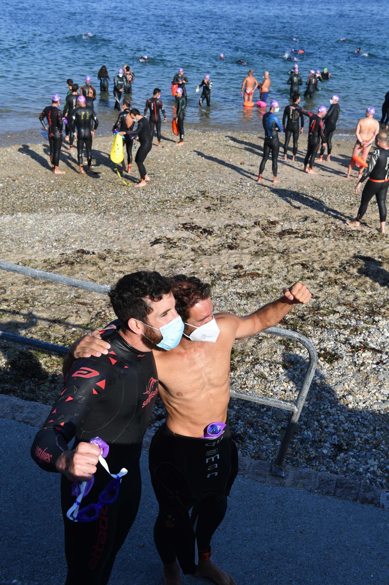 400 nadadores en la Travesía Costa Oleiros