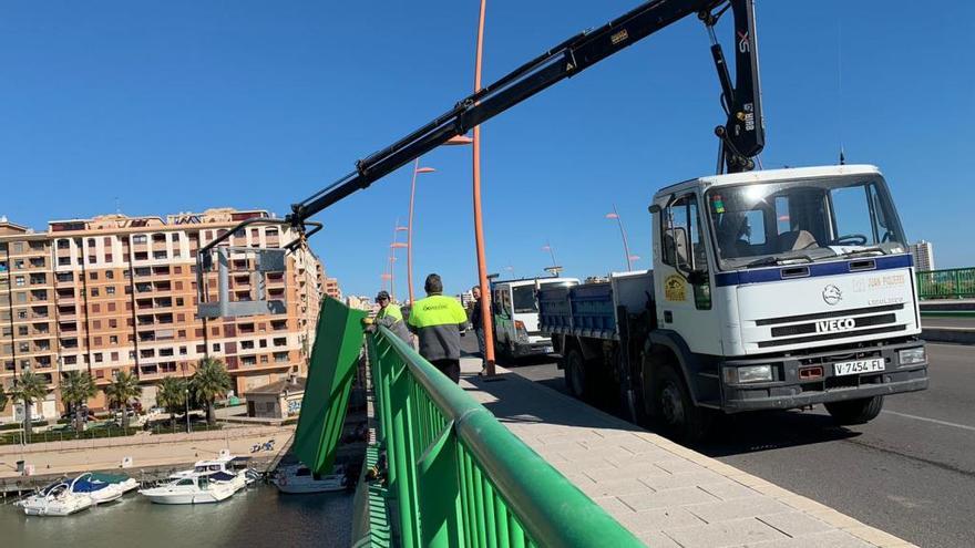 Los operarios retiran las planchas metálicas del Pont de la Bega de Cullera.