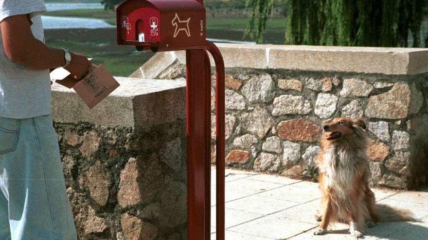 Un &#039;Kioscan&#039;, expendedor de bolsas para excrementos caninos, instalado en O Temple en 2002.