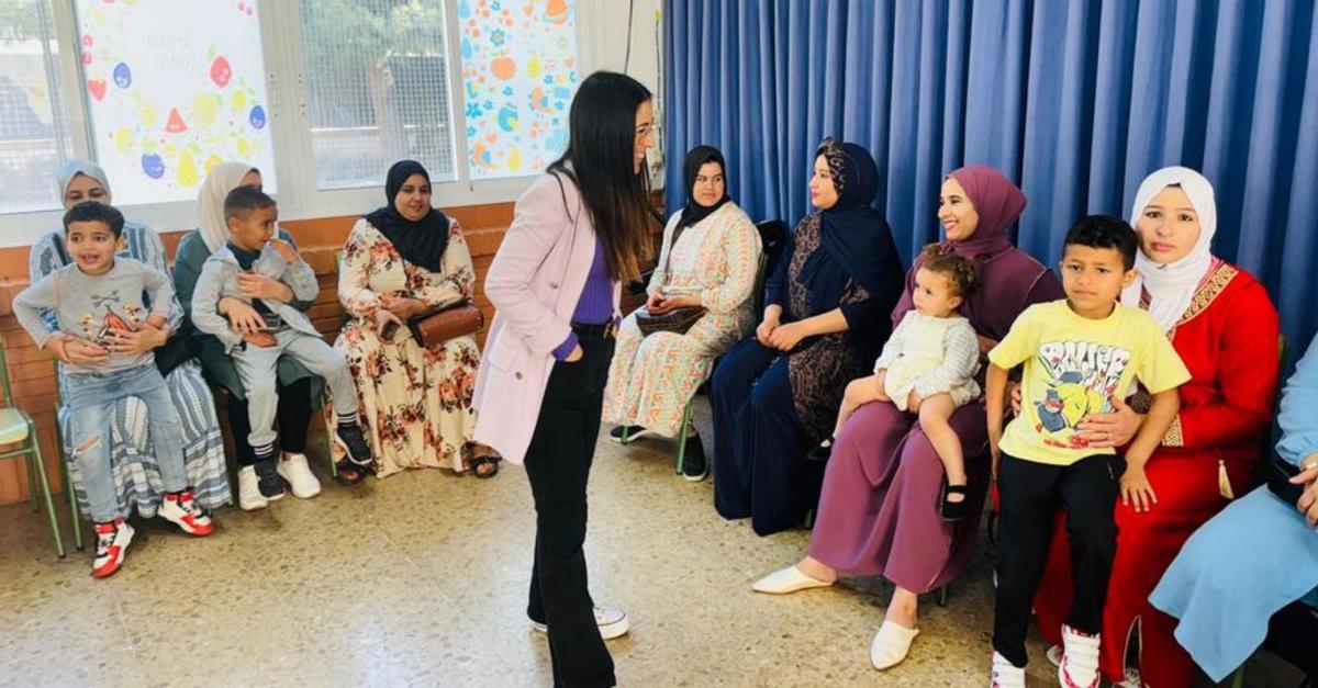 Elena Casado, concejala de Educación, visita el centro.