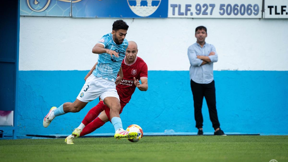 Rai, al fondo, sigue las evoluciones de los suyos.