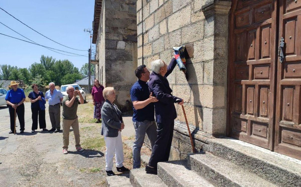 El párroco de Santa Colomba descubre la placa en la ermita. | A. SAAVEDRA