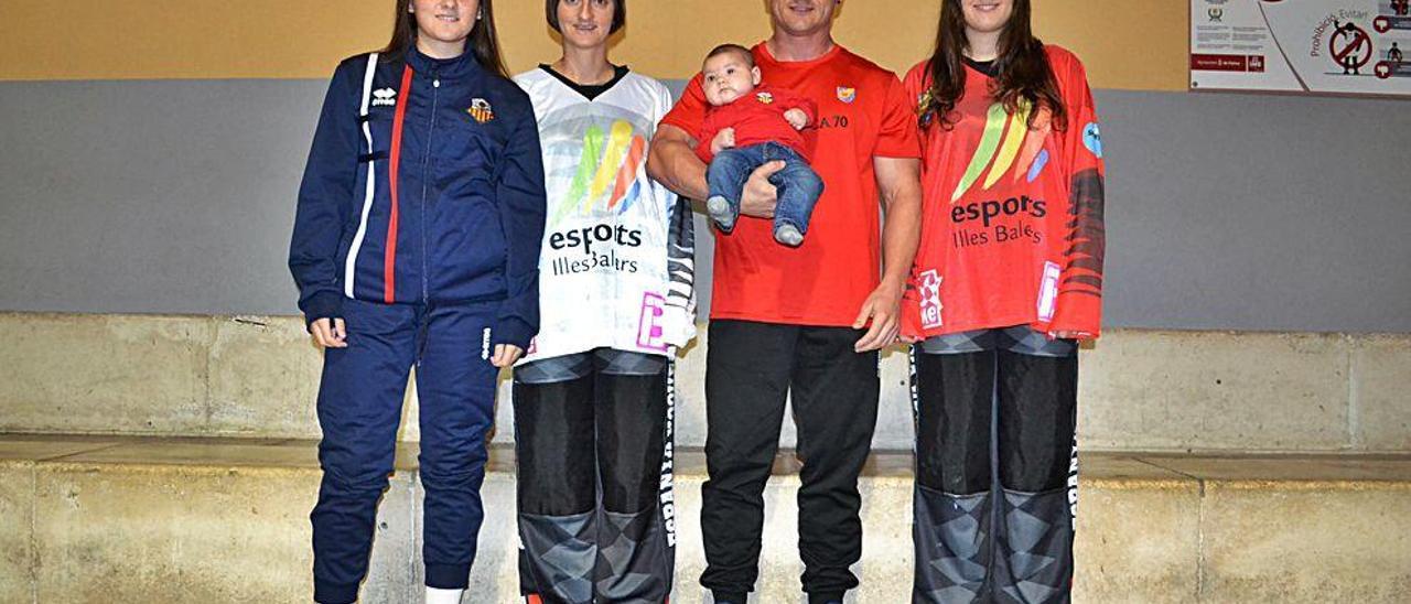 Noemí Servera, Maribel Valero, Raúl Servera con la pequeña Paula en sus brazos, y Ainhoa Servera posan en la grada del pabellón de Son Rapinya.