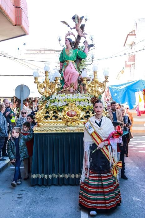 Miles de fieles han acompañado la imagen de Santa Águeda hasta su ermita en un camino jalonado por puestos de dulces