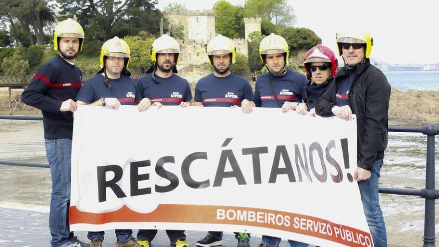 Bomberos de Betanzos, ayer, en la plaza Irmáns García Naveira, con miembros de la Corporación local.