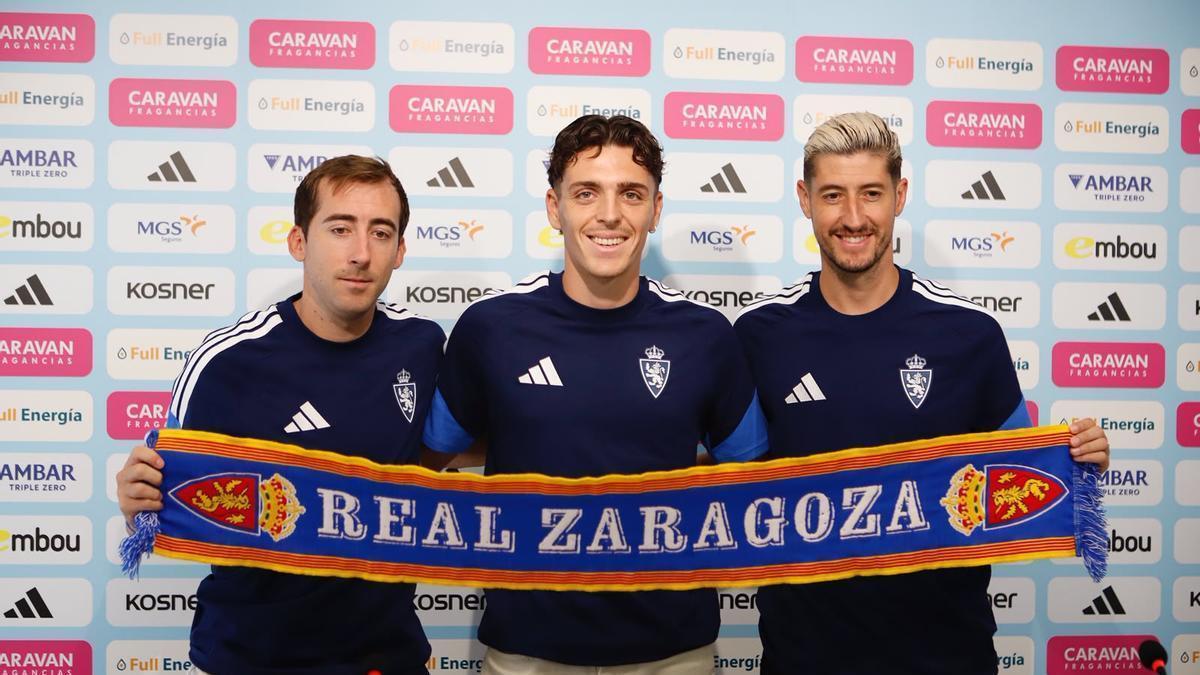 Rubén Díez, Jokin Gabilondo y Sergio Escudero posan con una bufanda del Real Zaragoza en su presentación.