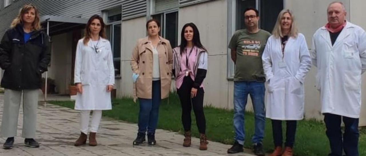 Los psicólogos clínicos Isabel Viéitez y Andrés Moneo (derecha) junto a otros compañeros del equipo de Alborada, en el centro.   | // D.P.