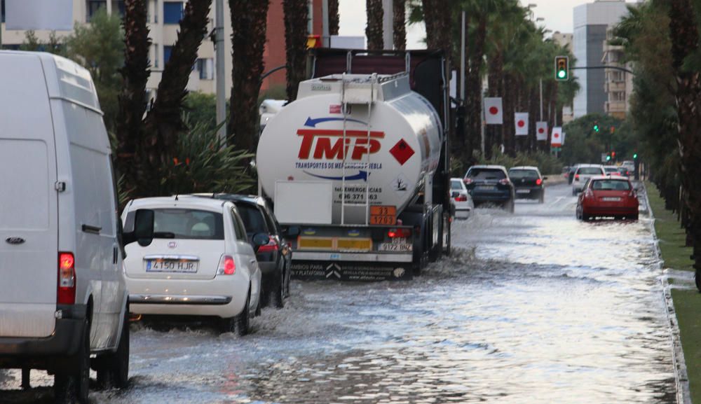 El paseo marítimo de Huelin y la calle Pacífico amanecían inundadas por el agua y provocando retenciones de tráfico.