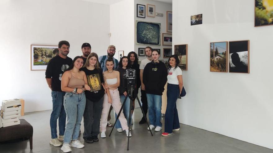 Estudiantes de la escuela de arte Antonio Failde visitan Dispara